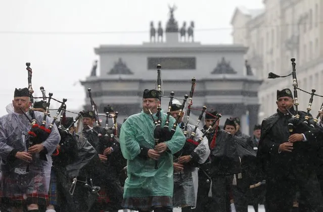 Members of “Le Cheile Sa Cheol” (“Together in music”) Massed Pipes and Drums from Ireland perform during City Day celebration in central Moscow, September 5, 2015. (Photo by Maxim Shemetov/Reuters)