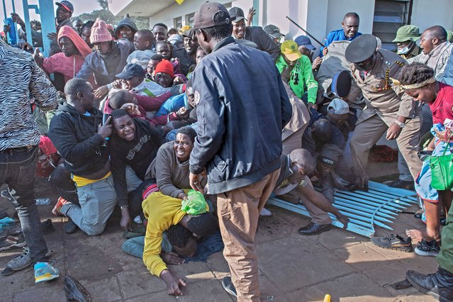 Kenyan security forces intervene during a stampede at the entrance of the Moi International Sports Center Kasarani in  ahead of William Ruto inauguration ceremony Nairobi, Kenya, on September 13, 2022 (Photo by Tony Karumba/AFP Photo)