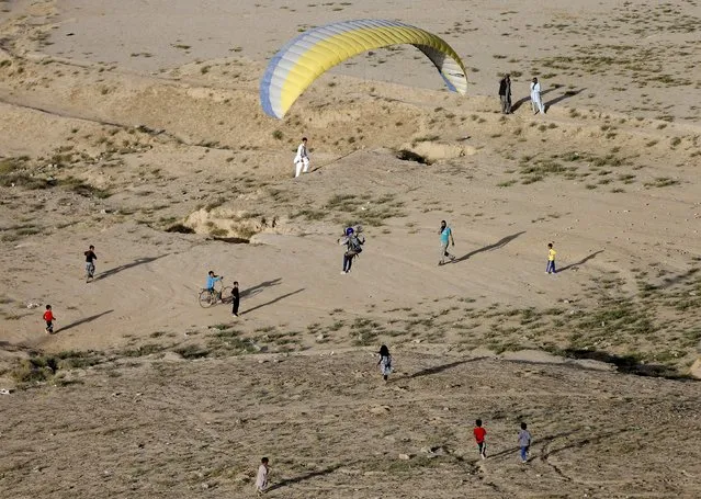 Afghan paraglider Zakia Mohammadi, 21, flies in Kabul, Afghanistan September 14, 2015. (Photo by Mohammad Ismail/Reuters)