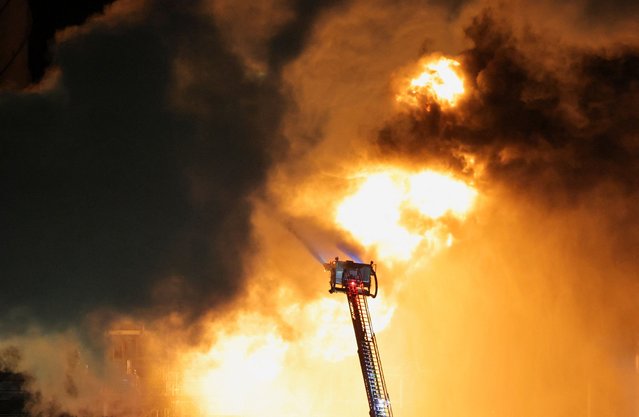 Hoses mounted on the ladder of a firefighting vehicle are used to contain a fire that broke out at the Chevron refinery, in El Segundo, California, U.S., October 2, 2025. (Photo by Daniel Cole/Reuters)