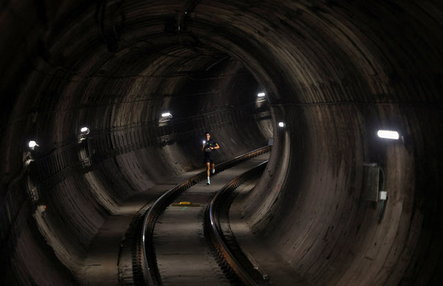 A participant runs through the subway tunnel during a race to commemorate the 100th anniversary of the Barcelona metro, in Barcelona, Spain on November 5, 2025. (Photo by Albert Gea/Reuters)