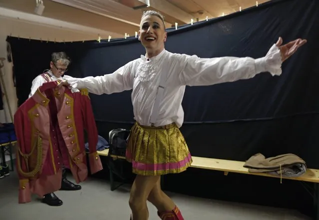 Roland Paschmann of the gay carnival dancing group “Rosa Funken” performs in the dressing room ahead of the show “Roeschensitzung” in Cologne January 23, 2015. The 'Rosa Funken' group was founded as the first same-s*x carnival group in 1995 and performs at shows in Cologne. The carnival season started on November 11, 2014 and reaches the climax with “Rosenmontag” (Rose Monday). (Photo by Ina Fassbender/Reuters)