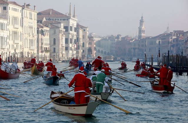 People dressed as Santa Claus row boats on Venice's Grand Canal, in northern Italy, December 20, 2015. (Photo by Manuel Silvestri/Reuters)