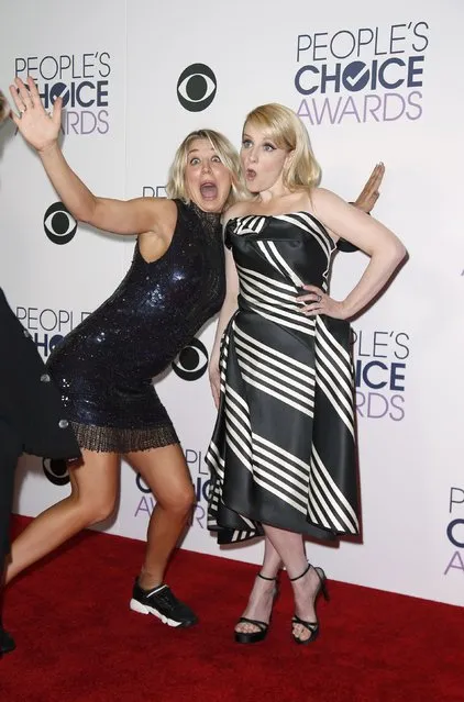 Actors Melissa Rauch (R) and Kaley Cuoco pose backstage during the People's Choice Awards 2016 in Los Angeles, California January 6, 2016. (Photo by Danny Moloshok/Reuters)