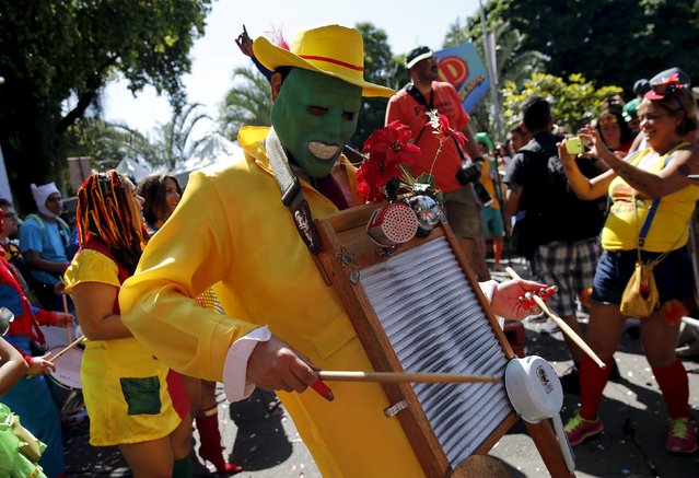 A reveller dressed as movie character “The Mask” takes part in the “Desliga da Justica” carnival parade during pre-carnival festivities in Rio de Janeiro, Brazil, January 23, 2016. (Photo by Sergio Moraes/Reuters)