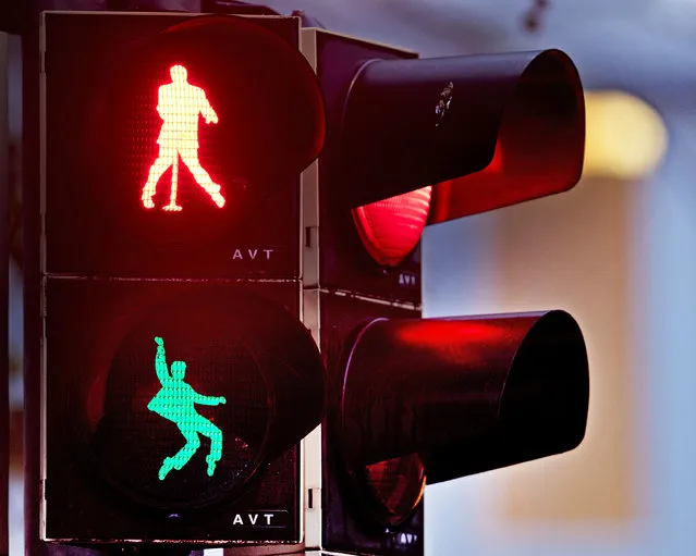 Walking figures depicting late US rock and roll legend Elvis Presley appear on a traffic light switching from green to red in Friedberg near Frankfurt, Germany, Thursday, December 6, 2018. Presley served in Friedberg from October 1958 to March 1960 as a soldier in the US Armed Forces. (Photo by Michael Probst/AP Photo)