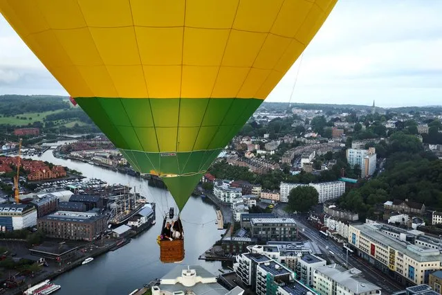 A hot air balloon flies during a mass launch at the annual Bristol International Balloon Fiesta, in Bristol, Britain on August 11, 2023. (Photo by Toby Melville/Reuters)