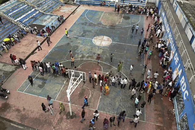 Congolese voters line up to vote in Kinshasa, Sunday December 30, 2018. Forty million voters are registered for a presidential race plagued by years of delay and persistent rumors of lack of preparation. (Photo by Jerome Delay/AP Photo)