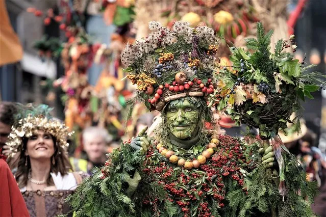 The Berry Man joins October Plenty traditional Autumn procession in London, United Kingdom on October 23, 2022. The 24th Autumn Harvest celebration by The Lions Part actors from Globe Theatre mixes ancient seasonal customs with contemporary festivity. (Photo by Guy Corbishley/Alamy Live News)