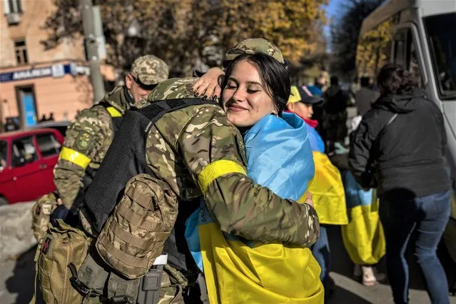 A Kherson resident hugs a Ukrainian defence force member in Kherson, southern Ukraine, Monday, November 14, 2022. The retaking of Kherson was one of Ukraine's biggest successes in the nearly nine months since Moscow's invasion. (Photo by Bernat Armangue/AP Photo)