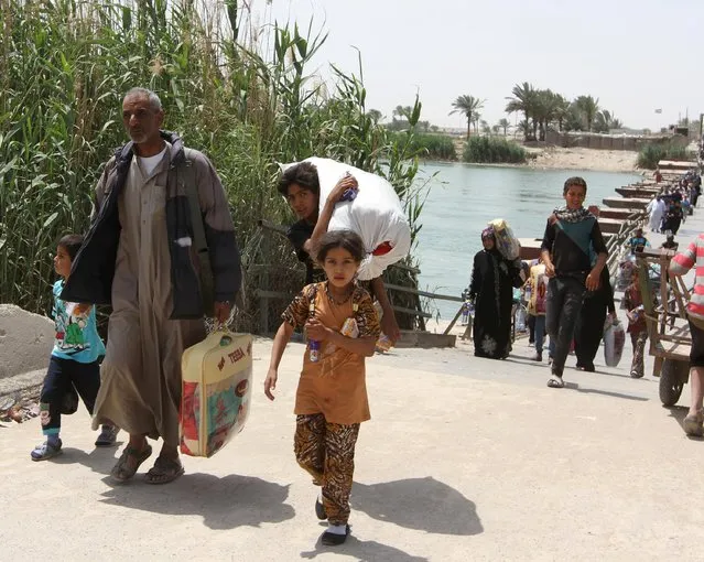 Displaced Sunni people, who fled the violence in the city of Ramadi, arrive at the outskirts of Baghdad, April 18, 2015. (Photo by Reuters/Stringer)