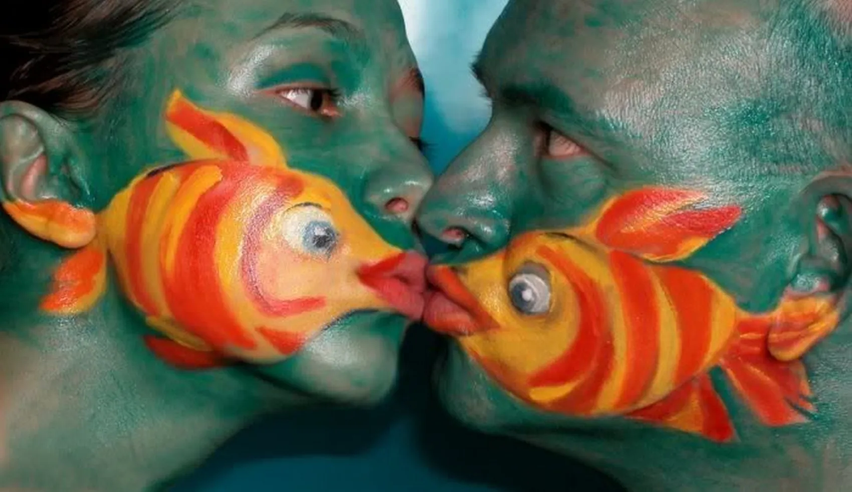 Рыбы любовный неделя. Бодиарт рыба. Влюбленные рыбки. Рыба целует. Поцелуй рыбки.