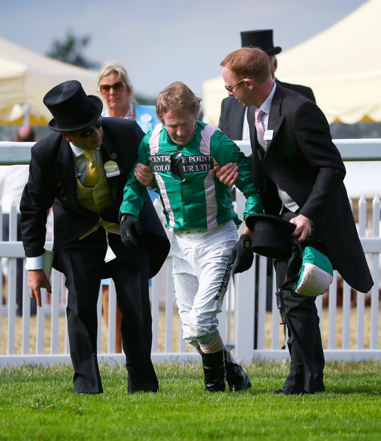 Horse Racing - Royal Ascot - Ascot Racecourse - 17/6/15
Jimmy Fortune walks offf after falling off Spark Plug during the 17.00 Royal Hunt Cup
Reuters / Eddie Keogh
Livepic
