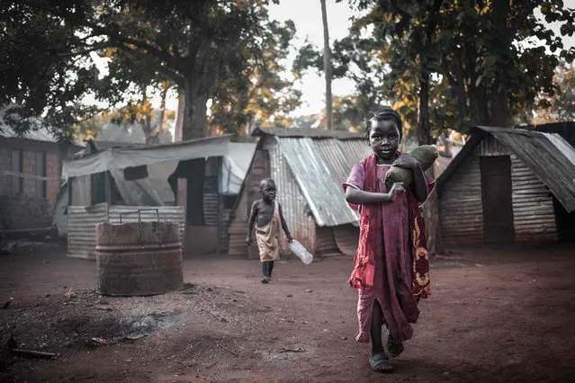 Two children play at the site of the “Petit Seminaire” in Bangassou on May 17, 2019. In Bangassou, Muslim displaced persons from the IDP site known as the “Petit Seminaire” returned to their predominantly Muslim district of Tokoyo after two years of isolation thanks to the return of stability in the city. (Photo by Florent Vergnes/ AFP Photo)