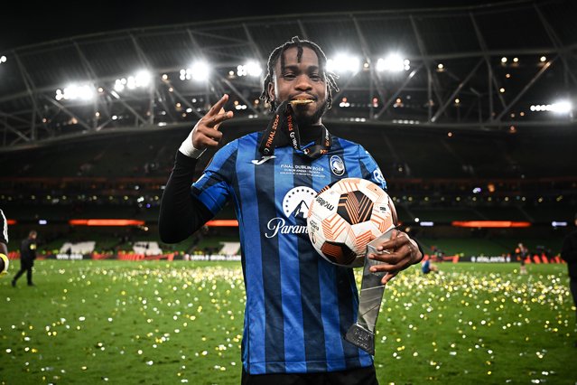 Ademola Lookman of Atalanta poses with his medal, Man of the Match trophy and the match ball during the UEFA Europa League 2023/24 final match between Atalanta BC and Bayer 04 Leverkusen at Dublin Arena on May 22, 2024 in Dublin, Ireland.(Photo by Harry Murphy/Offside/Getty Images)