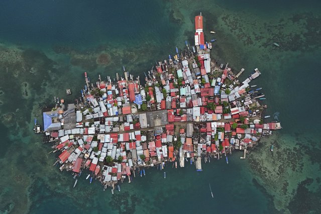 Buildings cover Gardi Sugdub Island, part of San Blas archipelago off Panama's Caribbean coast, Saturday, May 25, 2024. Due to rising sea levels, about 300 Guna Indigenous families will relocate to new homes, built by the government, on the mainland. (Photo by Matias Delacroix/AP Photo)