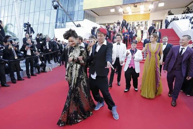 Cast members Sasha Lane (L) and Raymond Coalson pose on the red carpet after the screening of the film “American Honey” in competition at the 69th Cannes Film Festival in Cannes, France, May 15, 2016. (Photo by Regis Duvignau/Reuters)