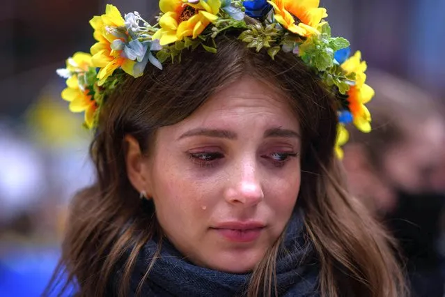 A protester weeps as she takes part in a “mothers march” for Ukraine, in New York on March 26, 2022. (Photo by Ed Jones/AFP Photo)