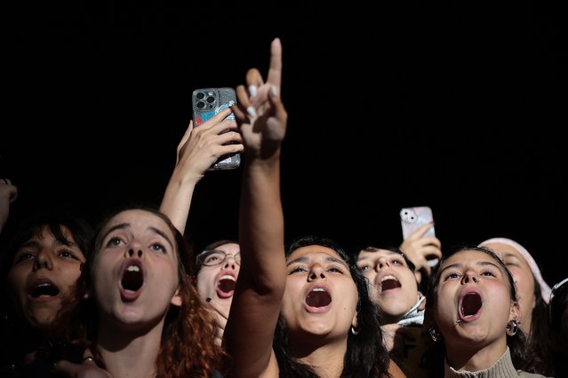 Festival goers react during the last day of Mares Vivas Festival 2024 in Vila Nova de Gaia, Portugal, 21 July 2024. (Photo by Manuel Fernando Araujo/EPA/EFE)