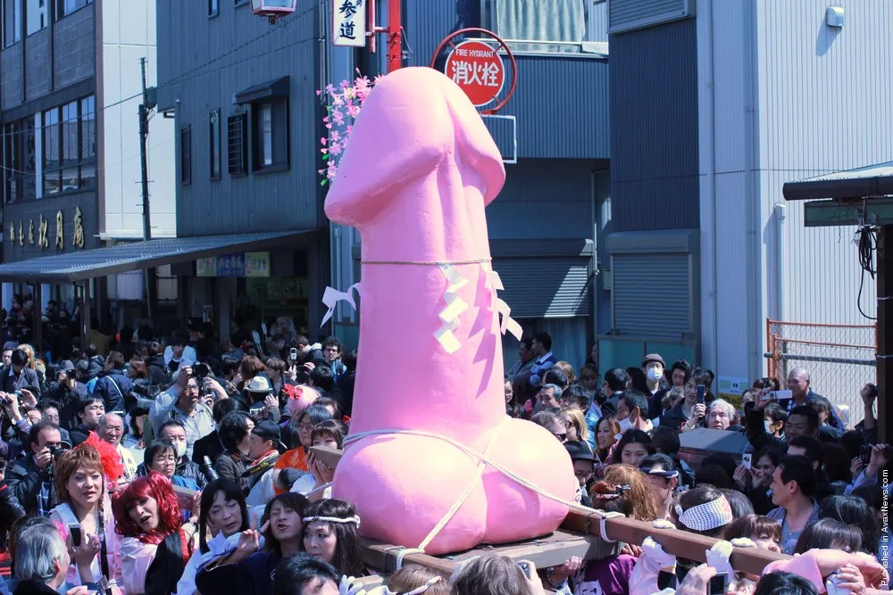 Festival of the Steel Phallus Draws Crowds in Kawasaki