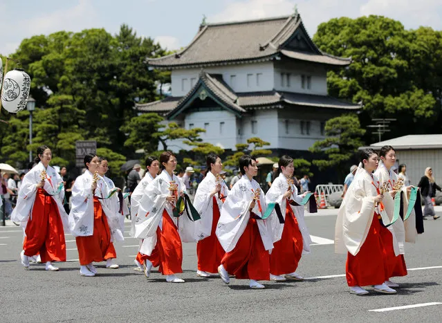 Participants dressed in ancient Japanese costumes take part in a parade at the Imperial Palace during the Sanno Festival in Tokyo, Japan June 10, 2016. (Photo by Toru Hanai/Reuters)