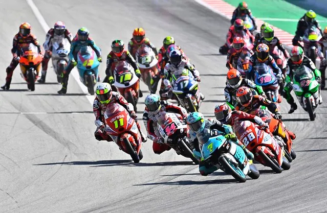 Riders compete at the start of the MOTO 3 race during the Moto Grand Prix de Catalunya at the Circuit de Catalunya on June 5, 2022 in Montmelo on the outskirts of Barcelona. (Photo by Pau Barrena/AFP Photo)