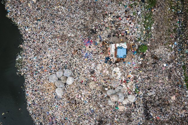 This aerial wiew shows a portion of the waste clogged lagoon along a slum in the Oworoshoki district in mainland Lagos on September 29, 2024. (Photo by Olympia de Maismont/AFP Photo)