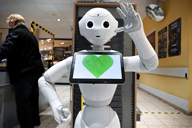 A humanoid robot named “Pepper” interacts with shoppers at a supermarket belonging to the Edeka chain, in Lindlar, western Germany, 31 March 2020. Pepper, who was actually developed as a robotic nurse, helps customers keep a safe distance between each other in order to minimize transmission of the SARS-CoV-2 coronavirus that causes the pandemic COVID-19 disease. According to the German federal disease control agency, the Robert Koch Institute, the number of COVID-19 cases in Germany has exceeded the 67,000 mark, while some 650 deaths have been recorded so far. (Photo by Sascha Steinbach/EPA/EFE)