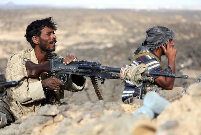 Soldiers loyal to Yemen's exiled government take up a position during fighting with Houthi militia in Yemen's central province of Marib September 13, 2015. (Photo by Reuters/Stringer)