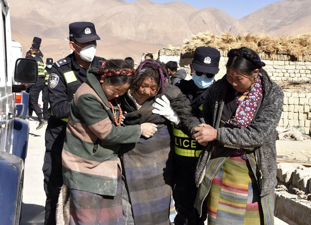 Rescuers transfer injured people at Zhacun Village of Dingri County in Xigaze, southwest China's Xizang Autonomous Region, 07 January 2025. At least of 95 people have been confirmed dead and 130 others injured during the 6.8-magnitude earthquake that jolted Dingri County in the city of Xigaze in in southwest China's Xizang Autonomous Region at 9:05 a.m. (Beijing Time) on January 7, according to regional disaster relief headquarters. (Photo by Liu Yousheng/EPA/EFE)