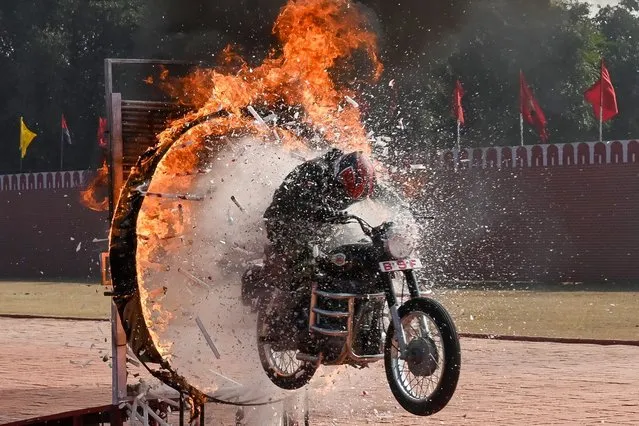 Border Security Force (BSF) personnel perform bike stunt during the 58th BSF Raising Day at Guru Nanak Dev University in Amritsar on December 4, 2022. (Photo by Narinder Nanu/AFP Photo)