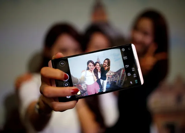 Models pose for photographs with a LG electronics' new V20 premium smartphone during its unveiling ceremony in Seoul, South Korea, September 7, 2016. (Photo by Kim Hong-Ji/Reuters)