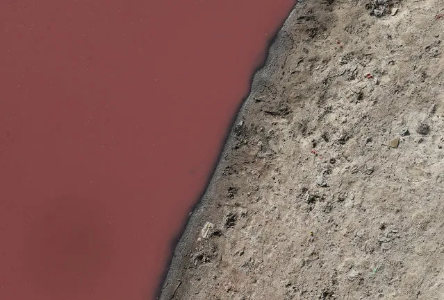 Polluted water in the river Ganges is seen in Kanpur, India, April 4, 2017. (Photo by Danish Siddiqui/Reuters)