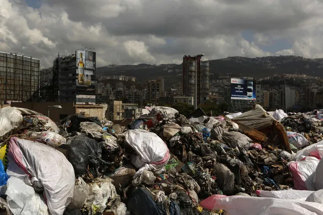 Garbage piles up at a temporary dump on a highway in the town of Jdeideh, north of the Lebanese capital Beirut, on September 22, 2016. Lebanon is entering a new garbage crisis after the government reached a temporary solution to the eight-month-long garbage crisis in March 2016. (Photo by Patrick Baz/AFP Photo)