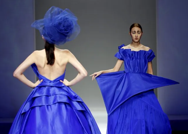 Models present creations from ECHO CHEN Collection at China Fashion Week S/S 2016 in Beijing, October 26, 2015. (Photo by Kim Kyung-Hoon/Reuters)