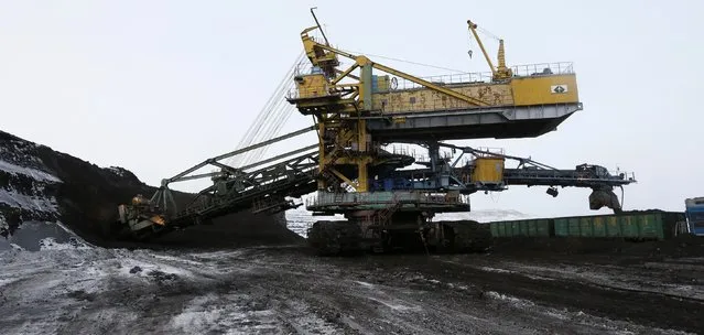 A rotary dredge loads wagons with coal at the Borodinsky opencast colliery, near the Siberian town of Borodino, east of Krasnoyarsk, December 9, 2014. (Photo by Ilya Naymushin/Reuters)