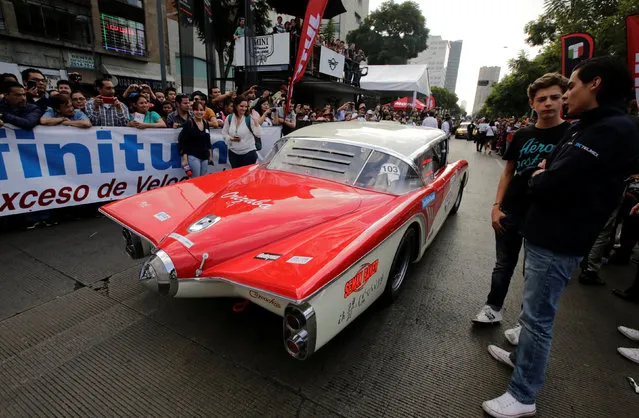 A participant drives his 1956 GM Buick Centurion as he arrives in Mexico City to take part in the Carrera Panamericana (“Pan-American Road Race”) in Mexico October 15, 2016. (Photo by Henry Romero/Reuters)