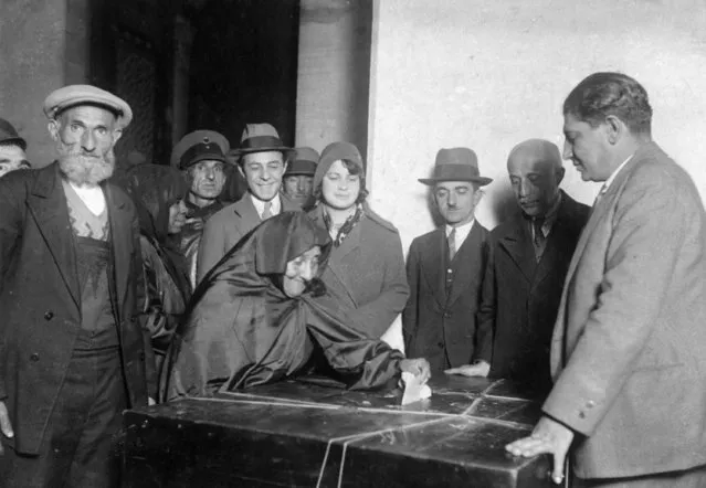 A Turkish woman casts her ballot in an Istanbul municipal election, October 21, 1930. This is the first time women in Turkey can vote. (Photo by AP Photo)