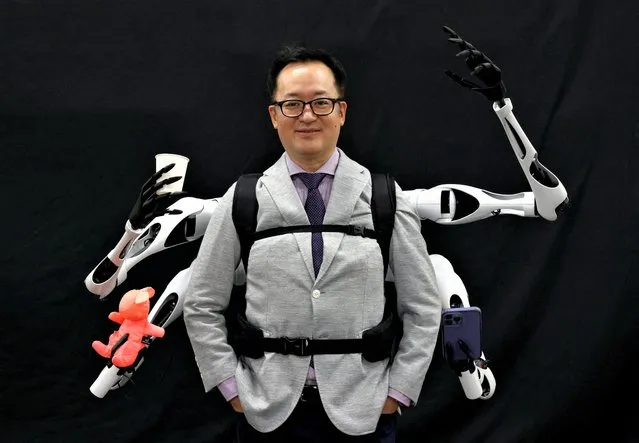 Masahiko Inami of the University of Tokyo poses with the wearable “Jizai Arms” robot arms at his lab during its demonstration in Tokyo, Japan on June 22, 2023. (Photo by Kim Kyung-Hoon/Reuters)