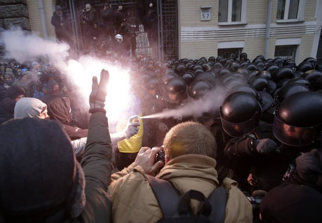 Protesters try to break through police lines near the presidential administration building during a rally held by supporters of EU integration in Kiev, December 1, 2013. (Photo by Stoyan Nenov/Reuters)