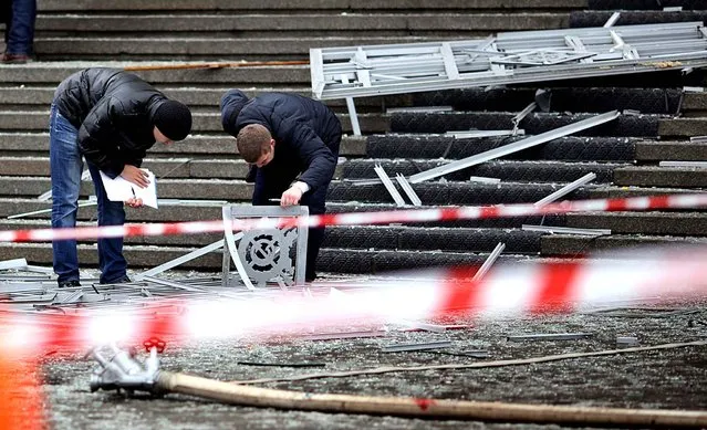 Russian police investigators collect evidence following a suicide attack at a train station in the Volga River city of Volgograd, about 900 kms (560 miles) southeast of Moscow, on December 29, 2013. (Photo by AFP Photo/Stringer)