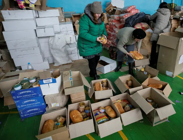 Volunteers prepare a humanitarian aid at an emergency centre after a shelling hit the supply infrastructure in the government-held industrial town of Avdiyivka, Ukraine February 5, 2017. (Photo by Gleb Garanich/Reuters)