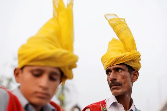 Street music performers wait for customers in Rawalpindi, the neighbour city of Islamabad, Pakistan on September 30, 2021. (Photo by Jorge Silva/Reuters)