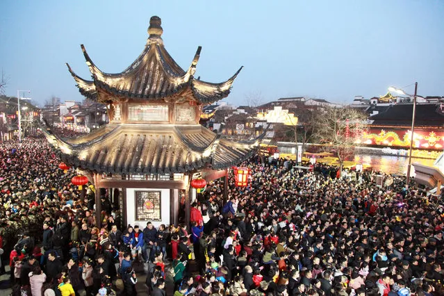 People visit Fuzimiao during a lantern fair on Lantern Festival, in Nanjing, Jiangsu province, China, February 11, 2017. (Photo by Reuters/Stringer)