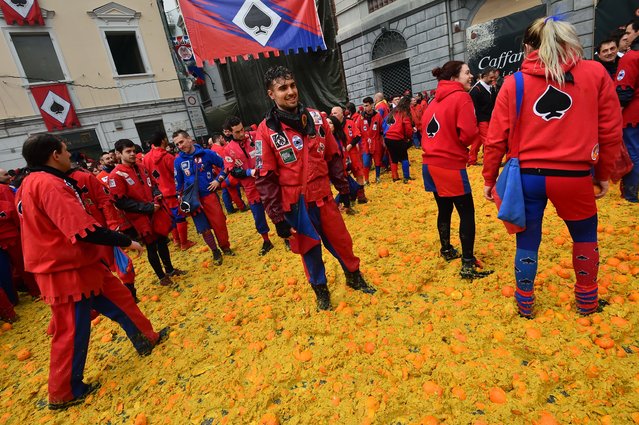 Orange throwers are seen during the traditional “battle of the oranges” as part of the carnival in Ivrea, near Turin, on February 26, 2017. During the event which marks the people's rebellion against tyrannical lords who ruled the town in the Middle Ages, revellers parading on floats represent guards of the tyrant, while those on foot the townsfolk. (Photo by Giuseppe Cacace/AFP Photo)