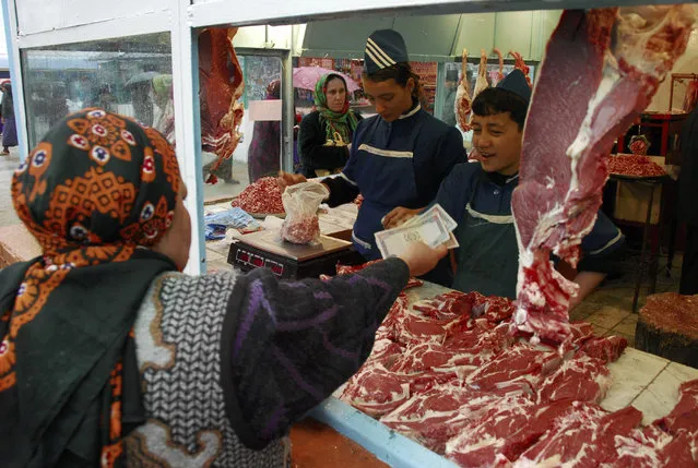 A woman buys fresh meat at the Jygerluk market on the outskirts of Ashgabat, February 8, 2007. (Photo by Michael Steen/Reuters)
