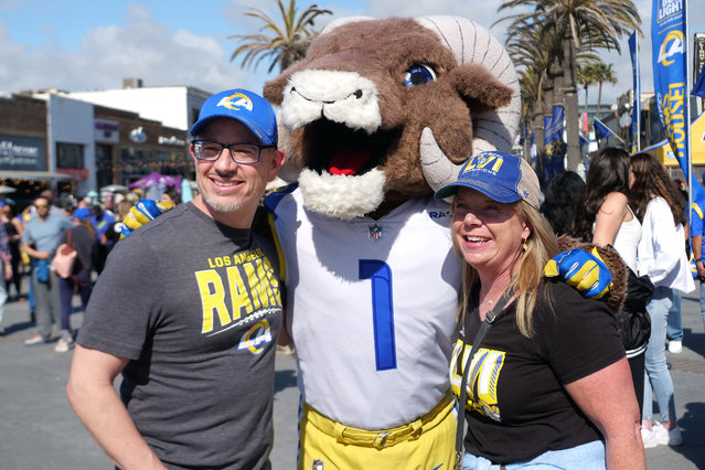 Los Angeles Rams fans pose with mascot Rampage during the Los Angeles Rams Draft Experience presented by SoFi on April 25, 2024 in Hermosa Beach, California. (Photo by Kaelin Mendez/Getty Images/AFP Photo)