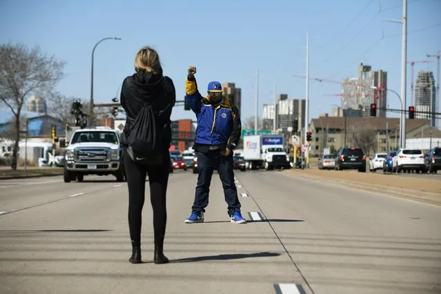 Devonne Mayweather holds his fist in the air on Hiawatha Avenue, calling for justice for George Floyd, on the fourth day in the trial of former police officer Derek Chauvin, who is facing murder charges in the death of George Floyd, in Minneapolis, Minnesota, U.S., April 1, 2021. (Photo by Nicholas Pfosi/Reuters)
