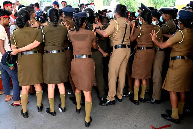Police officers try to stop medical students as they protest against Sri Lanka's crippling economic crisis, outside the Health Ministry in Colombo on April 6, 2022. (Photo by Ishara S. Kodikara/AFP Photo)