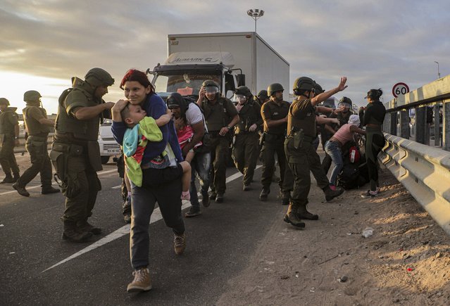 Migrants who blocked the highway on the Chile-Peru border are dispersed by Chilean police near Arica, Chile, Tuesday, May 2, 2023. A migration crisis at the border between Chile and Peru has intensified as migrants who say they want to go home remained stranded, unable to enter Peru. (Photo by Agustin Mercado/AP Photo)